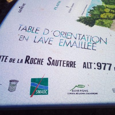 Quad 63_Photo de la Table_orientation en lave emaillee_Site de la Roche Sauterre